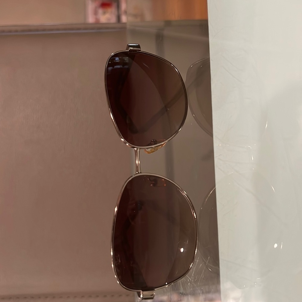 Excellent Tory Burch sunglasses